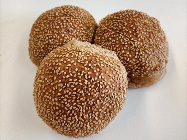 Zachte sesam tarwebol